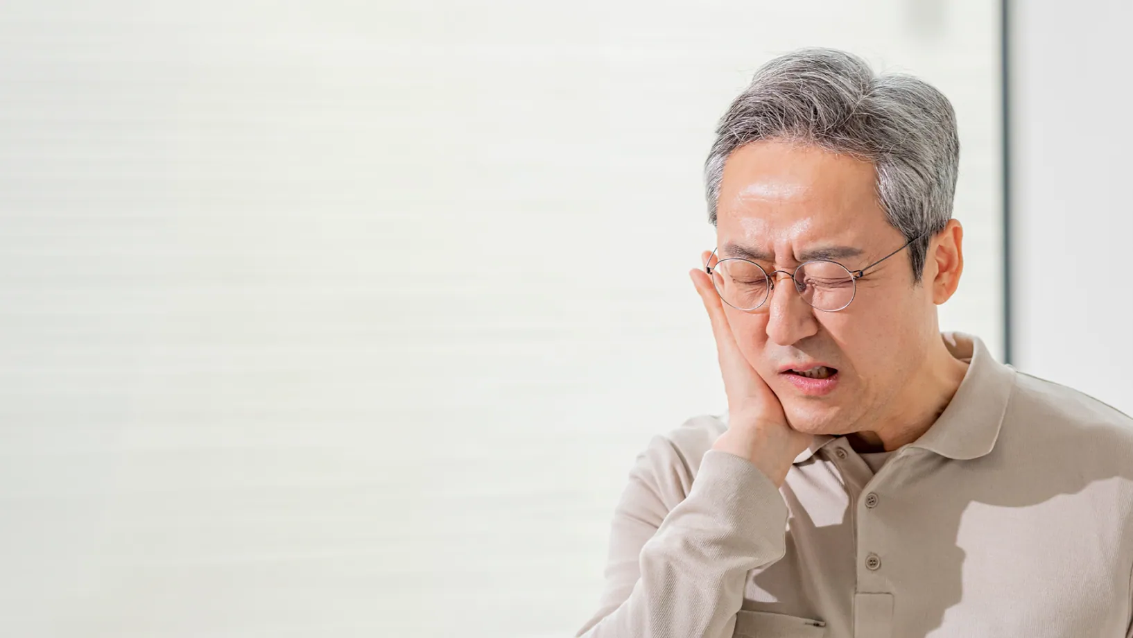발치 권유를 받고 한 번 더 진단을 고민하는 시니어 환자